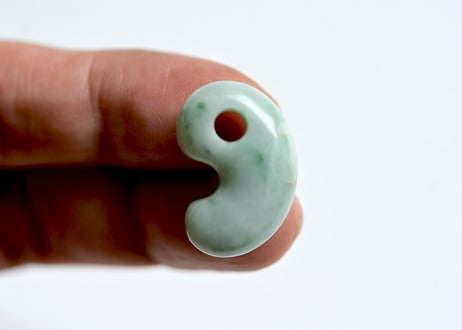 糸魚川翡翠　勾玉　ミルキーグリーン　21mm / Itoigawa Jadeite MAGATAMA