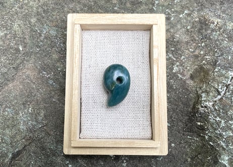 糸魚川ネフライト　勾玉　青緑　24mm / Itoigawa Nephrite MAGATAMA