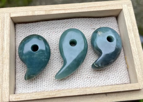 糸魚川ネフライト　勾玉　丸みのあるコンマ形　青緑　25mm / Itoigawa Nephrite MAGATAMA