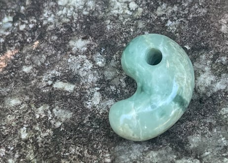 糸魚川翡翠　勾玉　ミントグリーン　24mm / Itoigawa Jadeite MAGATAMA
