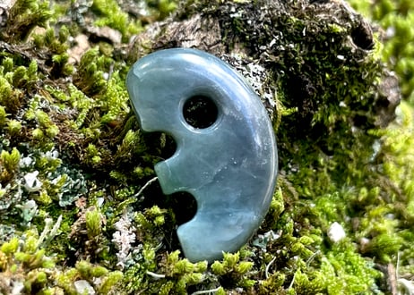 糸魚川ネフライト　獣型勾玉　深緑・青緑　27mm / Itoigawa Nephrite Beast-Shaped MAGATAMA