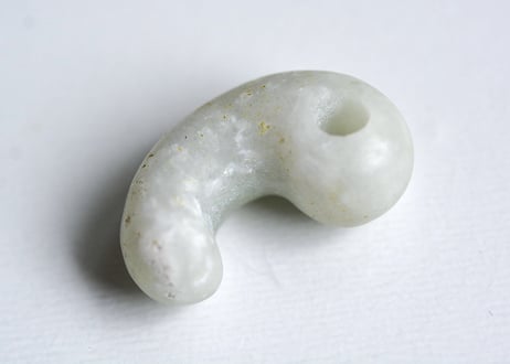 糸魚川翡翠　沖縄型勾玉　白翡翠・淡緑　28mm / Itoigawa Jadeite MAGATAMA