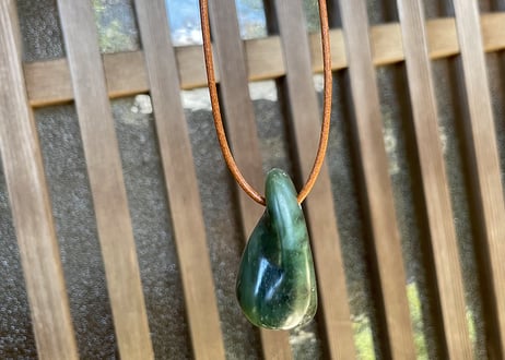 糸魚川ネフライト　石笛 IWABUE　深緑　39mm / Itoigawa Nephrite Japanese Stone Whistle