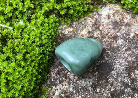 糸魚川ネフライト　石笛　丸みのある造形　緑　シルキーマット仕上げ　30mm / Itoigawa Nephrite IWABUE