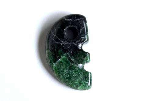 糸魚川翡翠　獣型勾玉　黒・鮮緑　26mm / Itoigawa Jadeite Beast-Shaped MAGATAMA
