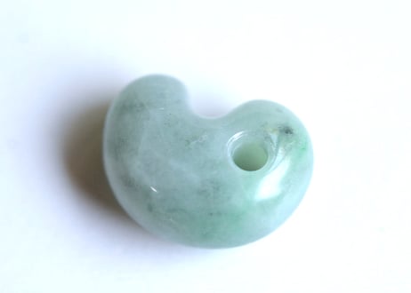 糸魚川翡翠　縄文型勾玉　ライトグリーン　25mm / Itoigawa Jadeite MAGATAMA
