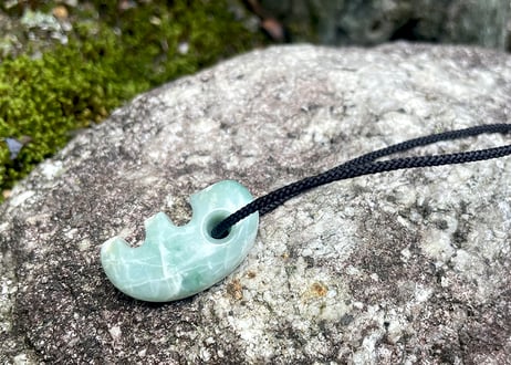 糸魚川翡翠　獣型勾玉　緑・透過　31mm / Itoigawa Jadeite Beast-Shaped MAGATAMA