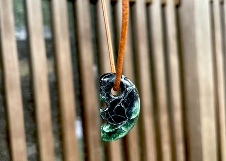 糸魚川翡翠　獣型勾玉　黒・鮮緑　26mm / Itoigawa Jadeite Beast-Shaped MAGATAMA