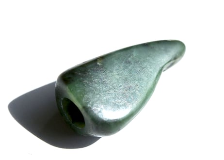 糸魚川ネフライト　石笛 IWABUE　深緑　39mm / Itoigawa Nephrite Japanese Stone Whistle