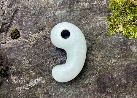 糸魚川翡翠　沖縄型勾玉　白翡翠・淡緑　28mm / Itoigawa Jadeite MAGATAMA