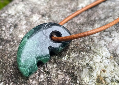 糸魚川翡翠　獣型勾玉　黒・鮮緑　26mm / Itoigawa Jadeite Beast-Shaped MAGATAMA