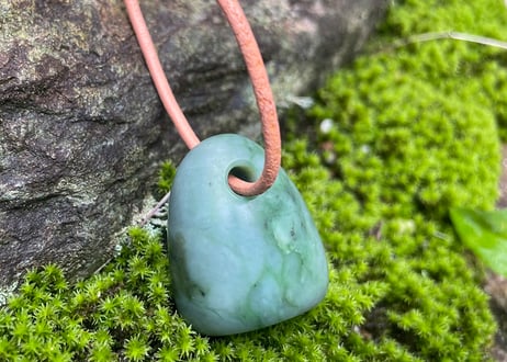 糸魚川ネフライト　石笛　丸みのある造形　緑　シルキーマット仕上げ　30mm / Itoigawa Nephrite IWABUE
