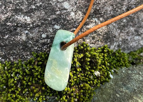 糸魚川翡翠　大珠　縄文期発掘品モチーフ　緑・乳白色　33mm / Itoigawa Jadeite TAISHU