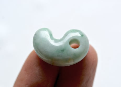 糸魚川翡翠　勾玉　ミルキーグリーン　21mm / Itoigawa Jadeite MAGATAMA