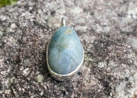 糸魚川翡翠　入りコン沢　シルバー925ペンダントトップ　楕円形　青・白・茶　22mm / Irikonsawa Blue Jadeite Silver Pendant