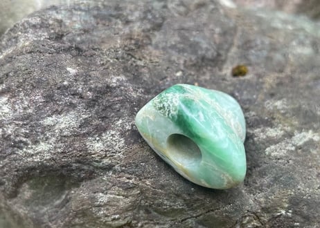 糸魚川翡翠　石笛　16.5g / Itoigawa Jadeite IWABUE