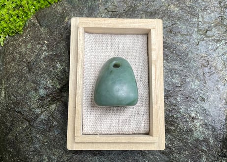 糸魚川ネフライト　石笛　丸みのある造形　緑　シルキーマット仕上げ　30mm / Itoigawa Nephrite IWABUE