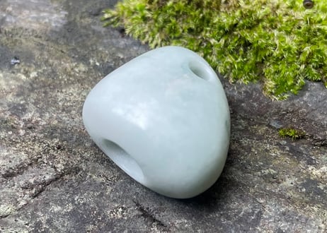 糸魚川翡翠　石笛　丸みのある造形　ごく淡い緑　30mm / Itoigawa Jadeite IWABUE