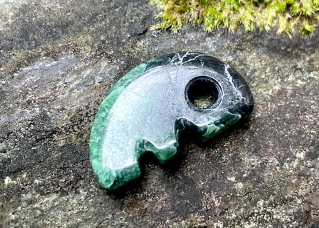 糸魚川翡翠　獣型勾玉　黒・鮮緑　26mm / Itoigawa Jadeite Beast-Shaped MAGATAMA