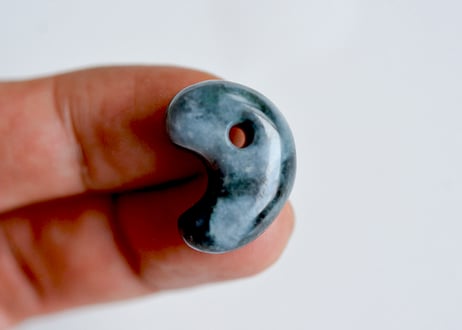 糸魚川翡翠　勾玉　黒白圧搾翡翠　20mm / Itoigawa Jadeite MAGATAMA
