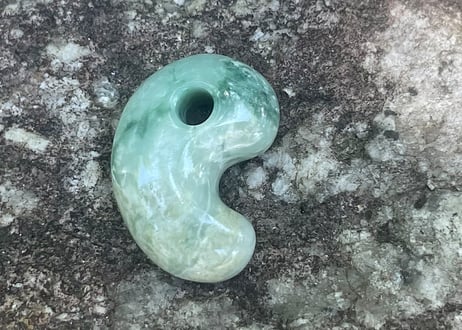 糸魚川翡翠　勾玉　ミントグリーン　24mm / Itoigawa Jadeite MAGATAMA