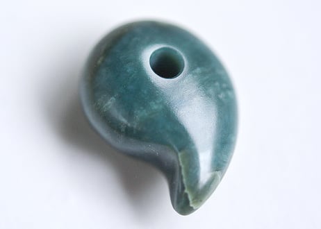 糸魚川ネフライト　勾玉　丸みのあるコンマ形　青緑　25mm / Itoigawa Nephrite MAGATAMA
