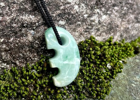 糸魚川翡翠　獣型勾玉　緑・透過　31mm / Itoigawa Jadeite Beast-Shaped MAGATAMA