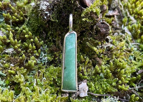 糸魚川翡翠　金山谷　シルバー925ペンダントトップ　細長いフリーフォーム　緑　24mm / Itoigawa Jadeite Silver Pendant