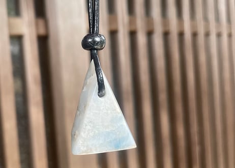 糸魚川翡翠　入りコン沢青翡翠 垂飾＋黒翡翠ビーズ　11.33g / Itoigawa Jadeite