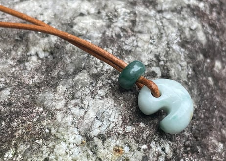 糸魚川翡翠　勾玉＋翡翠ビーズ　16mm　白緑 / Itoigawa Jadeite MAGATAMA + Bead