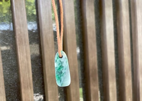 糸魚川翡翠　垂飾　鮮緑・ライトグレー　3.84g / Itoigawa Jadeite SUISHOKU