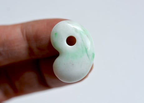 糸魚川翡翠　勾玉　白緑　24mm / Itoigawa Jadeite MAGATAMA