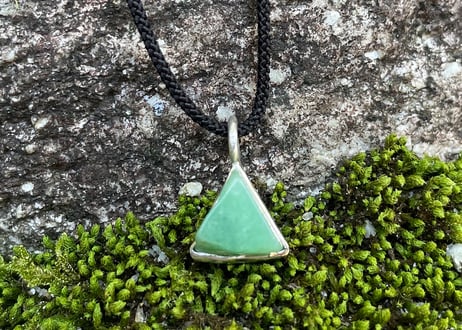 糸魚川翡翠　金山谷　シルバー925ペンダントトップ　三角形　ミントグリーン　11mm / Itoigawa Jadeite Silver Pendant
