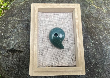 糸魚川ネフライト　勾玉　丸みのあるコンマ形　青緑　25mm / Itoigawa Nephrite MAGATAMA