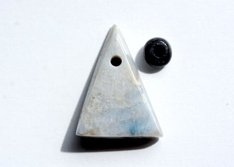 糸魚川翡翠　入りコン沢青翡翠 垂飾＋黒翡翠ビーズ　11.33g / Itoigawa Jadeite