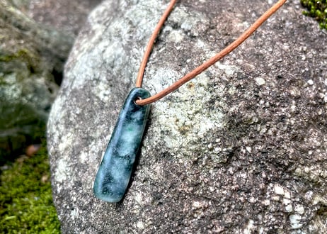 糸魚川翡翠　垂飾　圧搾翡翠　41mm / Itoigawa Jadeite SUISHOKU