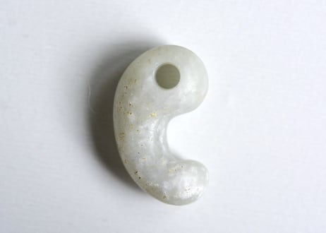 糸魚川翡翠　沖縄型勾玉　白翡翠・淡緑　28mm / Itoigawa Jadeite MAGATAMA