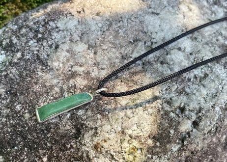 糸魚川翡翠　金山谷　シルバー925ペンダントトップ　細長いフリーフォーム　緑　24mm / Itoigawa Jadeite Silver Pendant