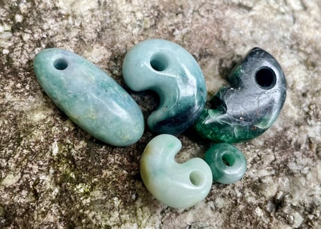 糸魚川翡翠　勾玉　ブルーグレー・濃青　23mm / Itoigawa Jadeite MAGATAMA