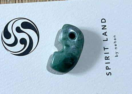 糸魚川翡翠　縄文型勾玉　ライトグリーン　27mm / Itoigawa Jadeite MAGATAMA