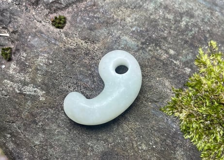 糸魚川翡翠　沖縄型勾玉　白翡翠・淡緑　28mm / Itoigawa Jadeite MAGATAMA