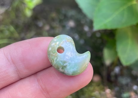 糸魚川翡翠　勾玉　若草色　18mm / Itoigawa Jadeite MAGATAMA