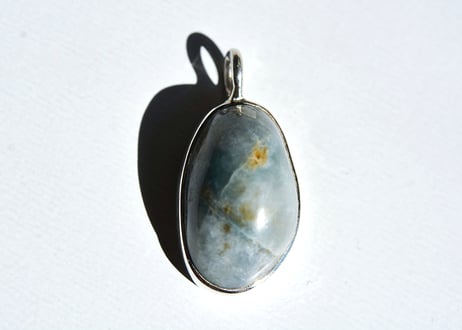糸魚川翡翠　入りコン沢　シルバー925ペンダントトップ　楕円形　青・白・茶　22mm / Irikonsawa Blue Jadeite Silver Pendant