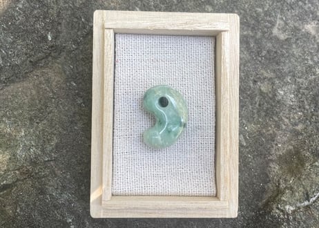 糸魚川翡翠　勾玉　ミントグリーン　24mm / Itoigawa Jadeite MAGATAMA