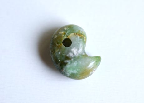 糸魚川翡翠　勾玉　若草色　18mm / Itoigawa Jadeite MAGATAMA