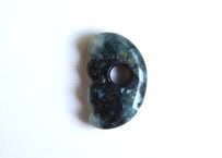 糸魚川翡翠　獣型勾玉　圧搾翡翠　24mm / Itoigawa Jadeite Animal Shape MAGATAMA