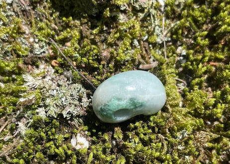 糸魚川翡翠　勾玉　鮮緑・ライトグレー　21mm / Itoigawa Jadeite MAGATAMA