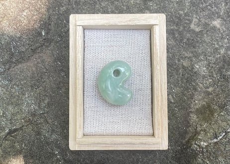 糸魚川翡翠　縄文型勾玉　ライトグリーン　25mm / Itoigawa Jadeite MAGATAMA