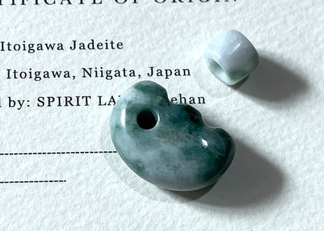 糸魚川翡翠　獣型勾玉＋翡翠ビーズ　5.88g / Itoigawa Jadeite Beast-Shaped MAGATAMA + Jadeite Bead