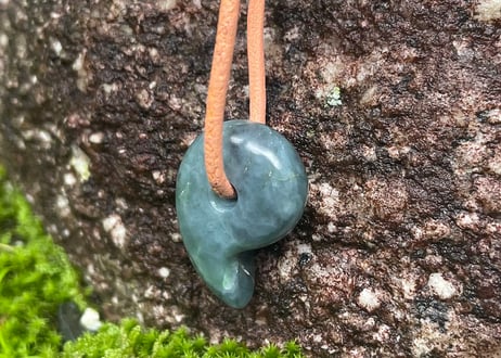 糸魚川ネフライト　勾玉　丸みのあるコンマ形　青灰緑　25mm / Itoigawa Nephrite MAGATAMA